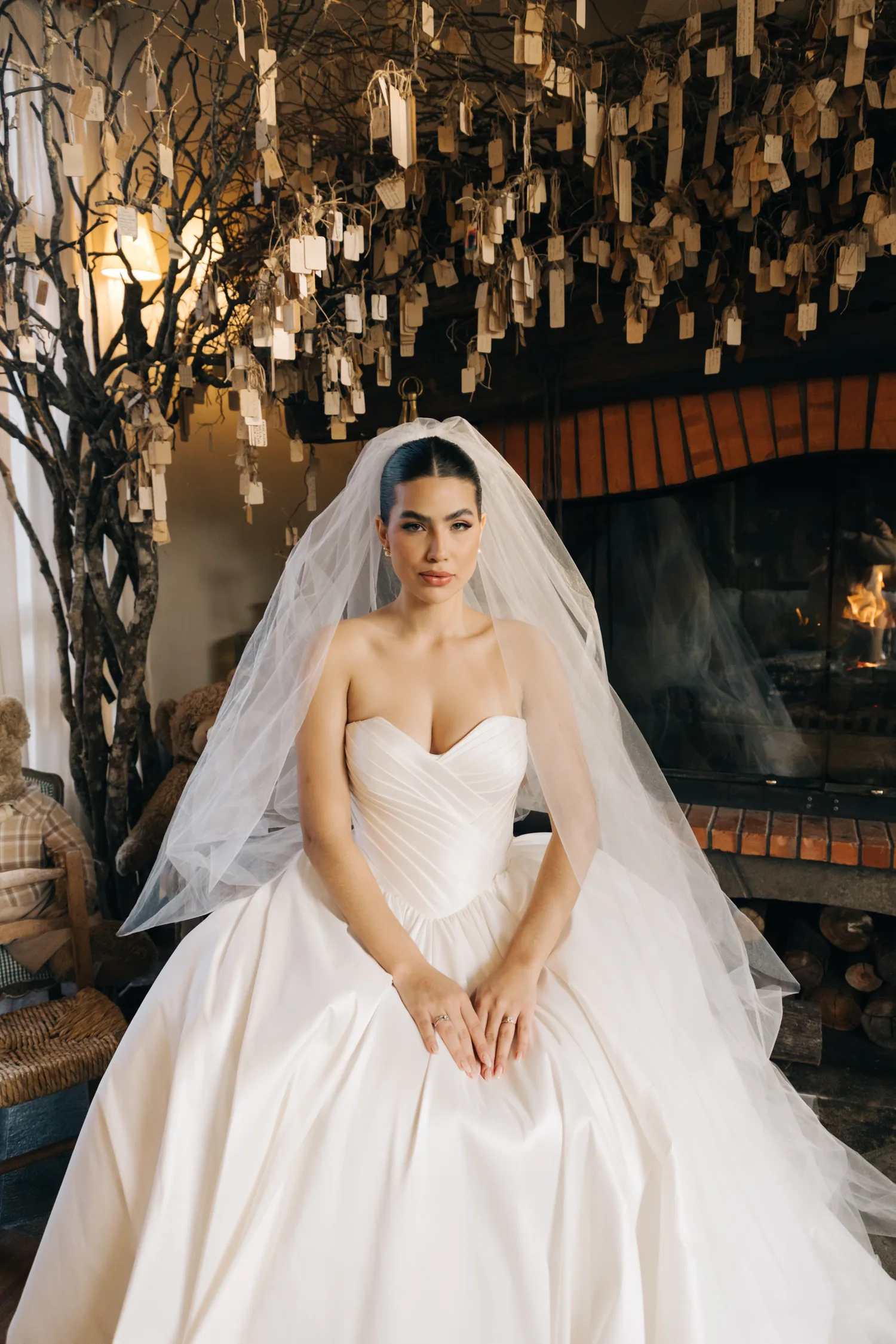 Noiva do atelier Natália Negri no dia do casamento, com vestido sob medida e véu longo